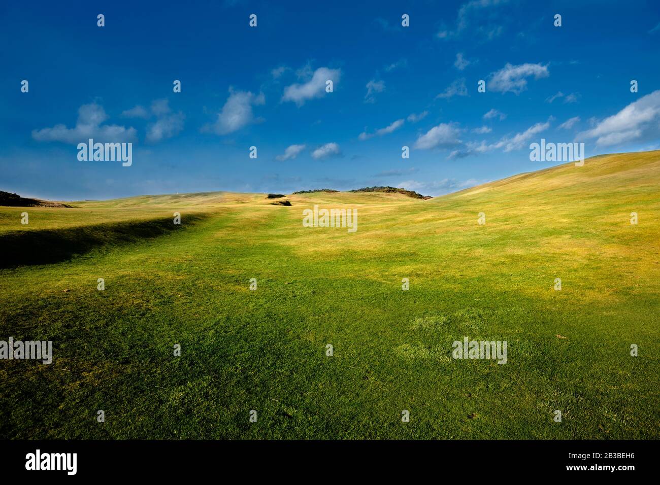 Paisaje, Aberdeen Golf Club con nubes y campo de hierba. Nigg Bay, Escocia. Foto de stock