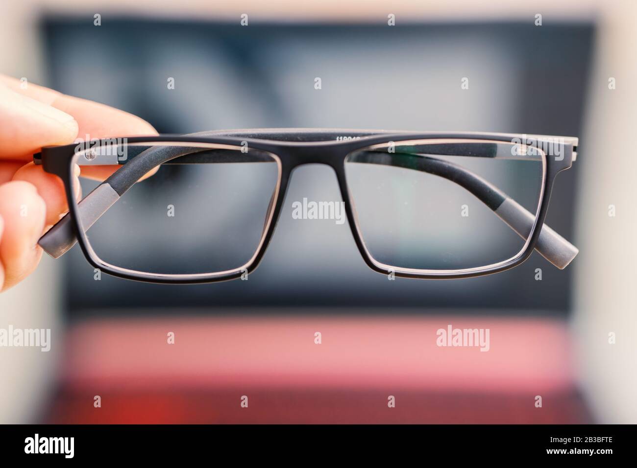 uso informático con gafas para la salud de los ojos, concepto de imagen Foto de stock