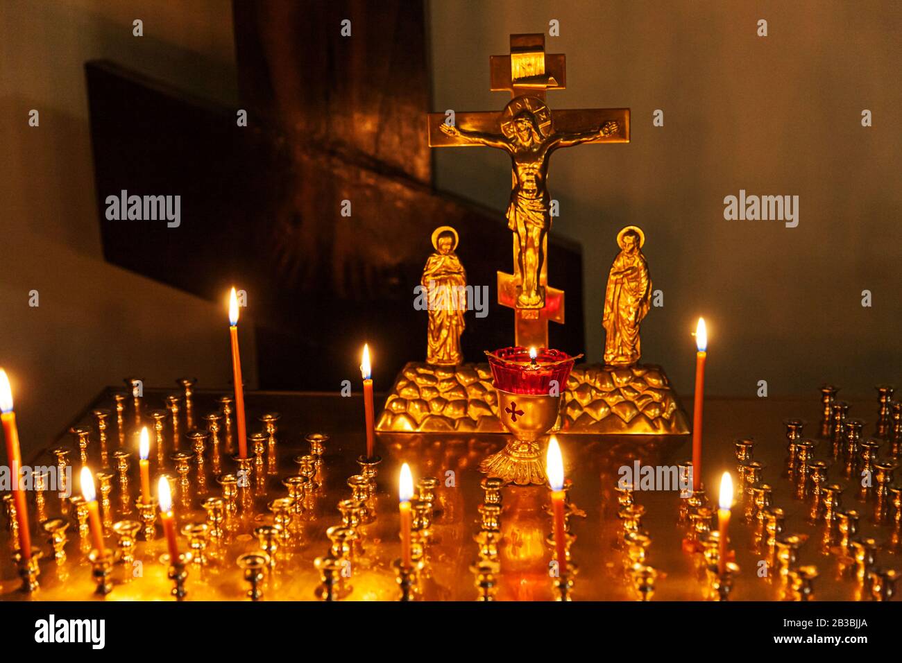 Iglesia Ortodoxa. Cristianismo. Decoración interior festiva con velas encendidas e icono en la iglesia ortodoxa tradicional en la víspera de Pascua o Navidad. Religión fe símbolo de oración Fotografía de stock - Iglesia Ortodoxa. Cristianismo. Decoración interior festiva con velas encendidas e icono en la iglesia ortodoxa tradicional en la víspera de Pascua o Navidad. Religión fe símbolo de oración Fotografía de stock -