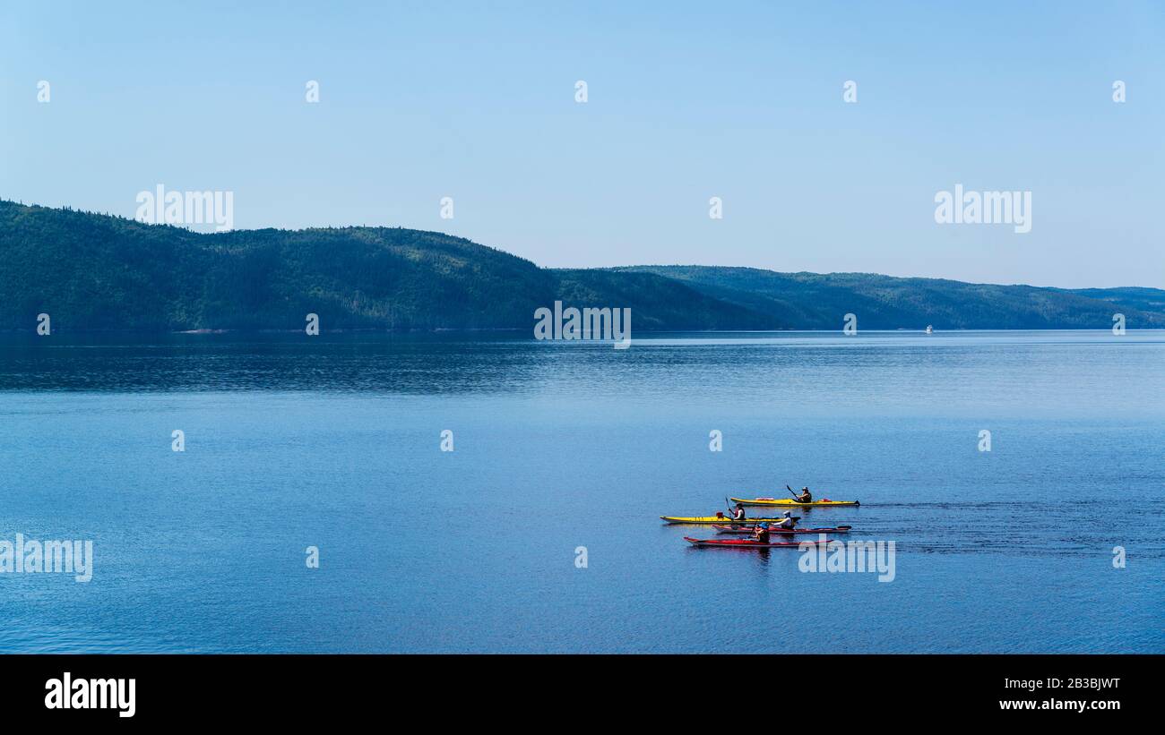 Saint-Rose-du-Nord, Canadá - Agosto 14 2019: Gente kayak en el valle del Petit Saguenay vista desde Sainte-Rose-du-Nord Foto de stock