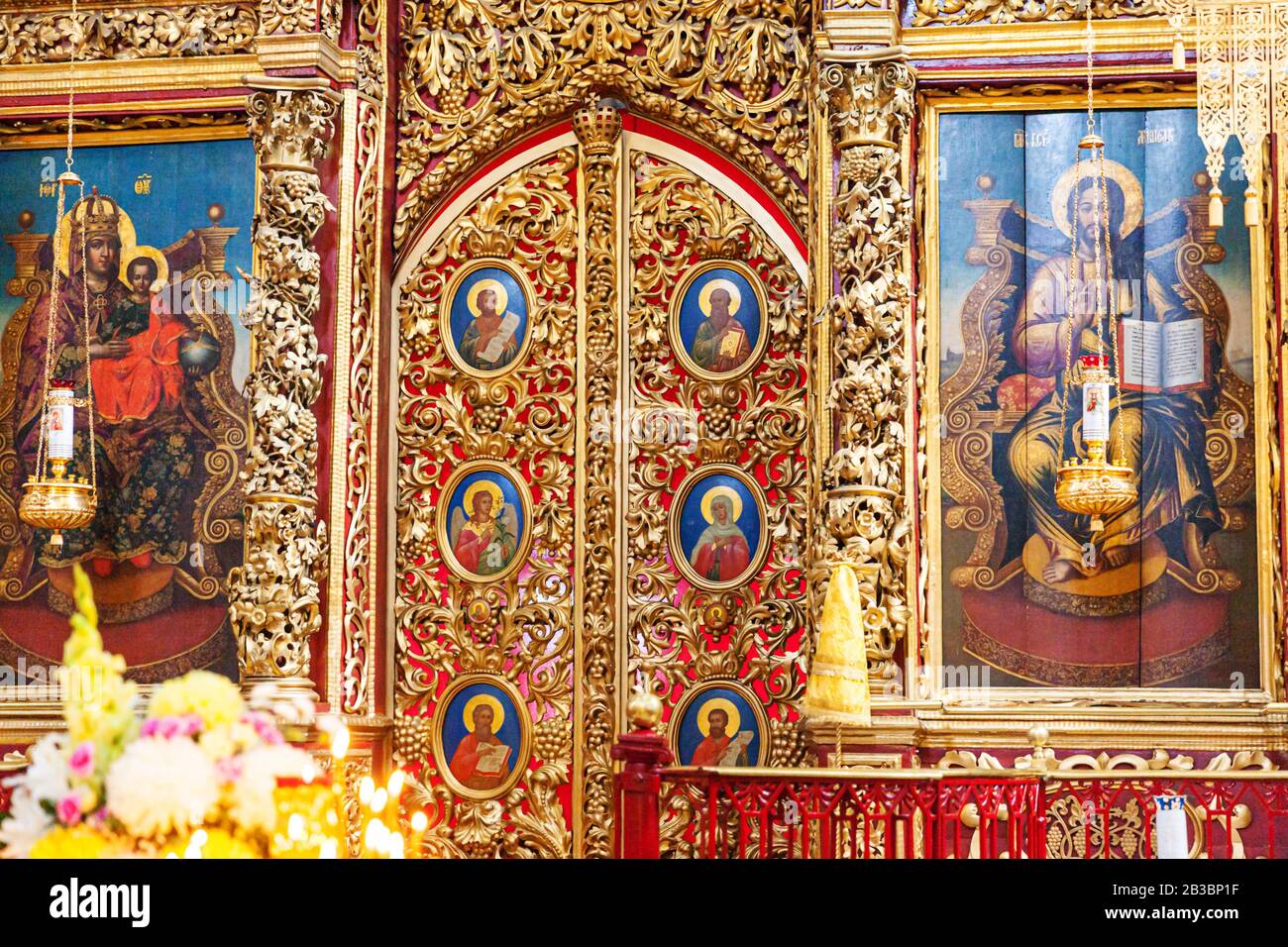 Iglesia Ortodoxa. Cristianismo. Decoración interior festiva con velas encendidas e icono en la iglesia ortodoxa tradicional en la víspera de Pascua o Navidad. Religión fe símbolo de oración Fotografía de stock - Iglesia Ortodoxa. Cristianismo. Decoración interior festiva con velas encendidas e icono en la iglesia ortodoxa tradicional en la víspera de Pascua o Navidad. Religión fe símbolo de oración Fotografía de stock -