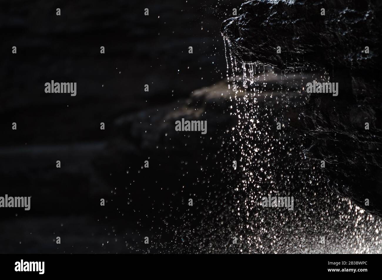 Imagen congelada de gotas de agua de la piedra (piedra caliza) en la garganta de St Alban Sainte Anne Canyon, Qc. Canadá Foto de stock