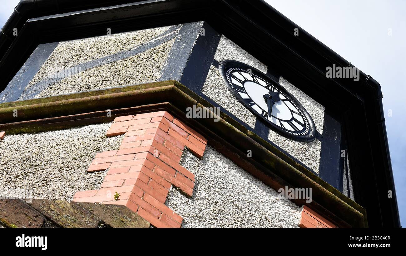 Cemaes, ANGLESEY, GALES - 2020: Reloj de la sala de Cemaes Village en Anglesey Gales, Reino Unido Foto de stock