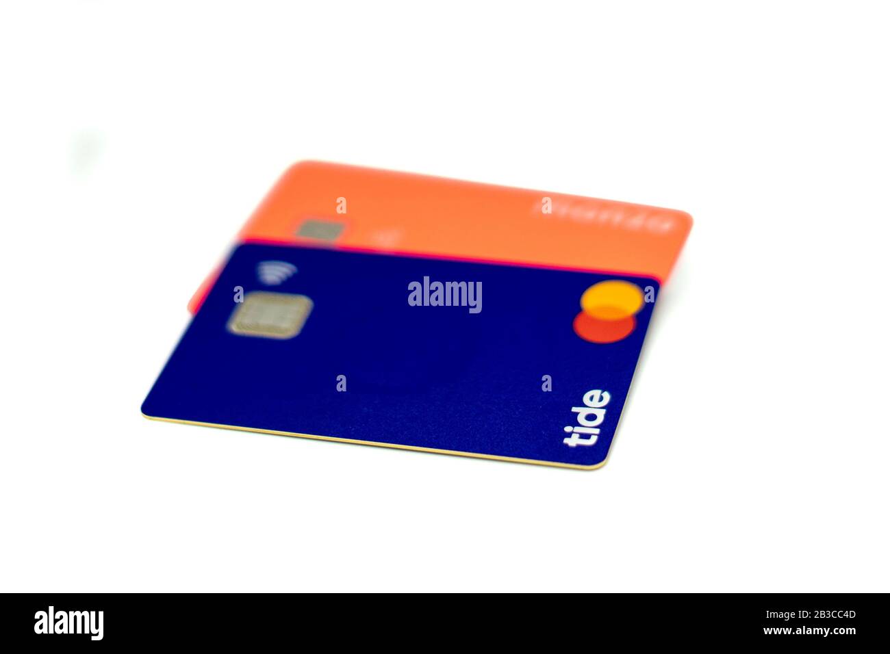 Dos tarjetas de débito de bancos en línea para el banco Tide y una para el banco Monzo Foto de stock