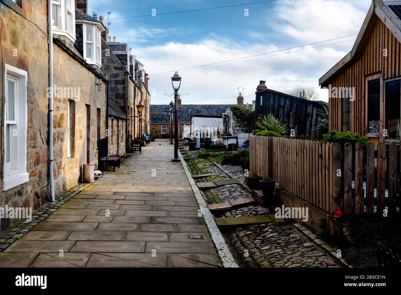 Paseo por la mañana por Footdee y Footdee Mission, un antiguo pueblo de pescadores en el extremo este del puerto de Aberdeen, Escocia. Fotos de calles vacías. Foto de stock