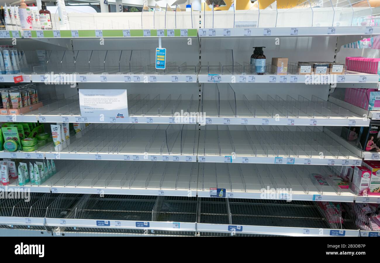Tiendas de hámster, estante vacío del supermercado en la farmacia dm, miedo a la pandemia, coronavirus, Alemania Foto de stock