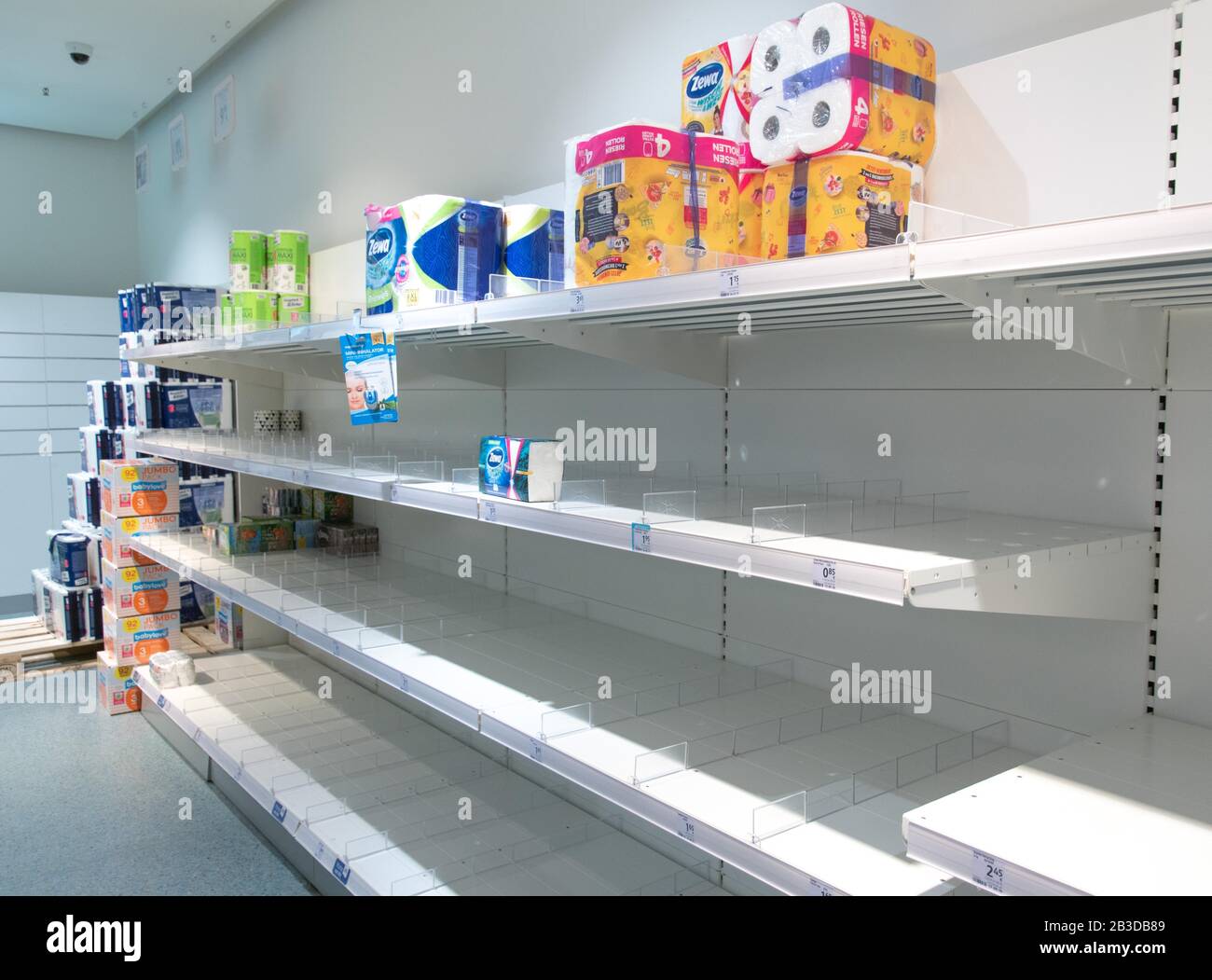 Tiendas de hámster, estante vacío del supermercado en la farmacia dm, miedo a la pandemia, coronavirus, Alemania Foto de stock
