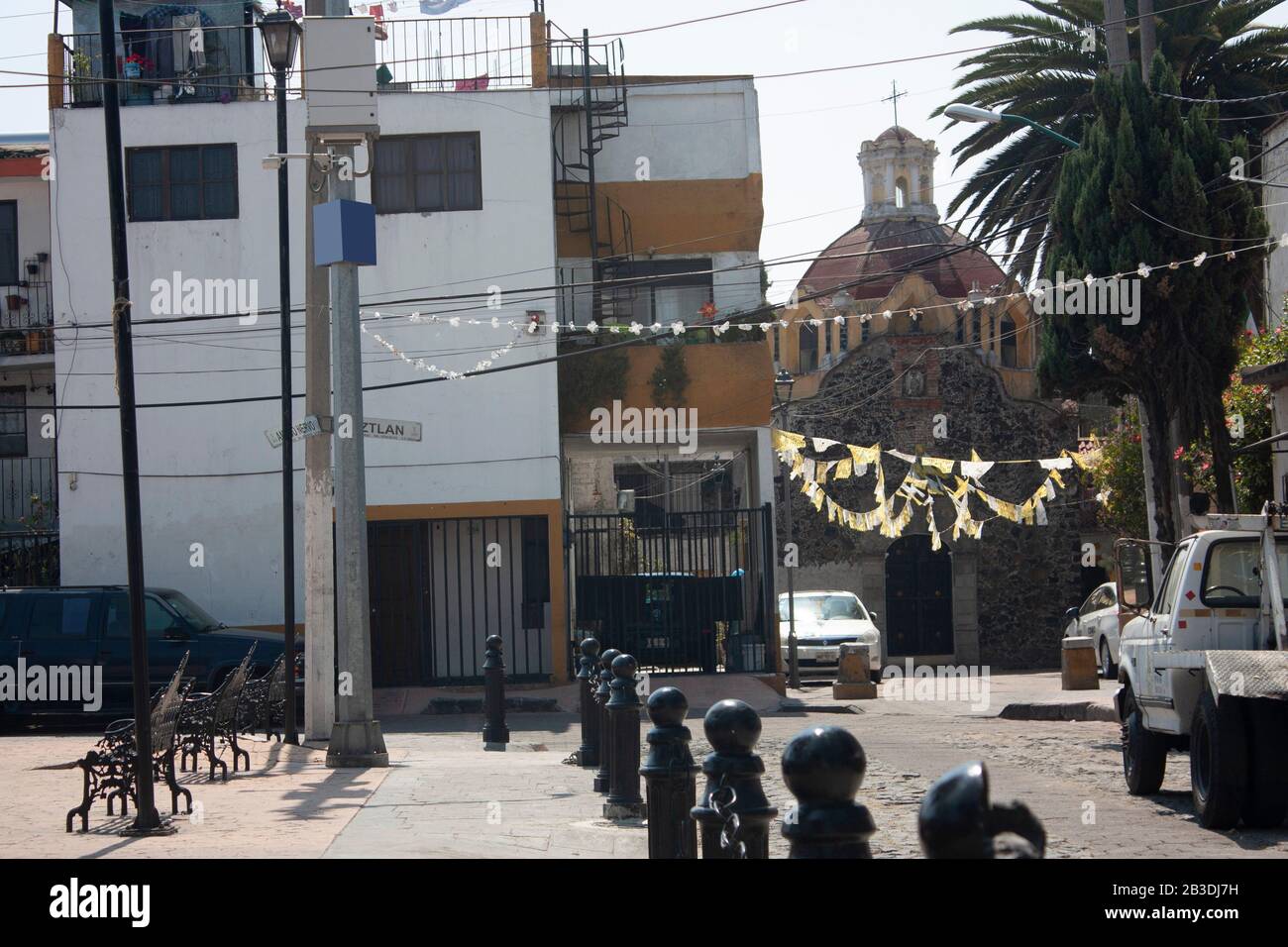 Calles de Ciudad de México con las fachadas tradicionales de dos colores que los pintorescos pueblos rústicos mágicos en Ciudad de México junto con su c Foto de stock