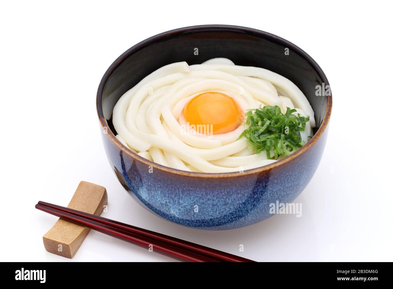 Los muelas de udon de Kamaage japonés en un cuenco de cerámica con palillos sobre fondo blanco Foto de stock