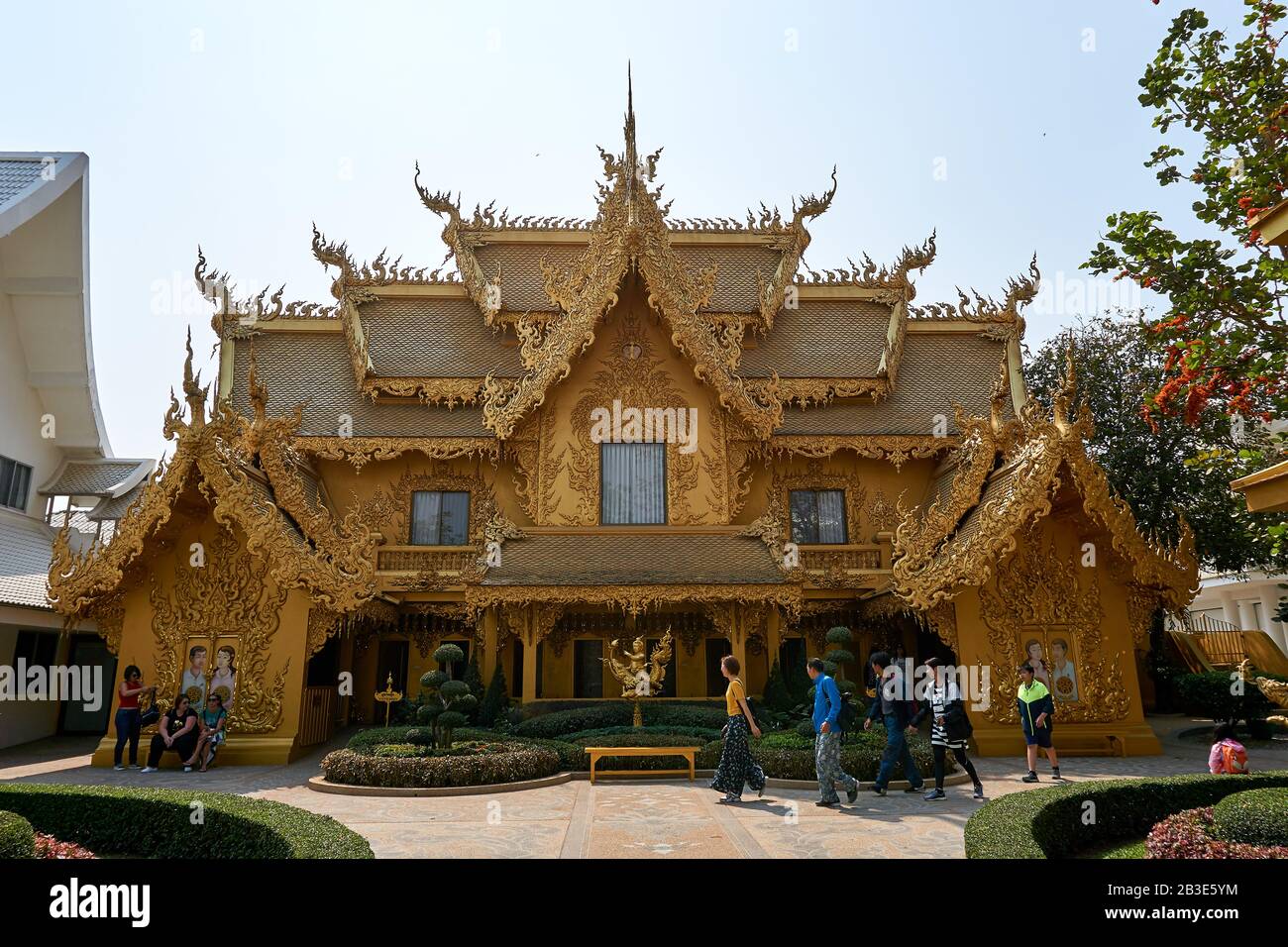 Chiang Rai, Tailandia - Febrero.10.2020: Edificio De Oro En El Templo Blanco Rong Khun Templo, Provincia De Chiang Rai, Al Norte De Tailandia Foto de stock