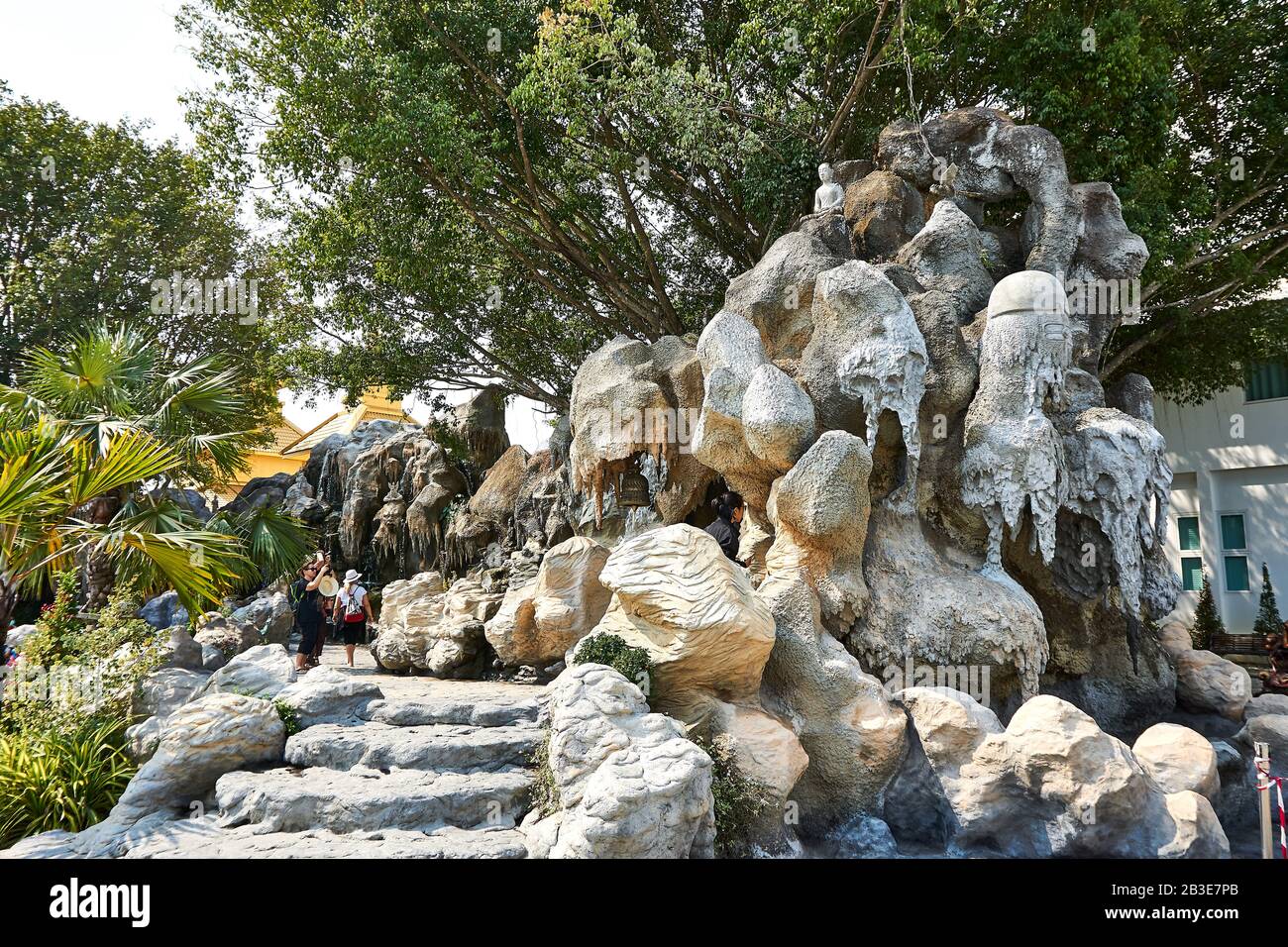 Chiang Rai, Tailandia - Febrero.10.2020: Pared de piedra con esculturas de arte en el templo blanco Rong Khun templo, provincia de Chiang Rai, al norte de Tailandia Foto de stock