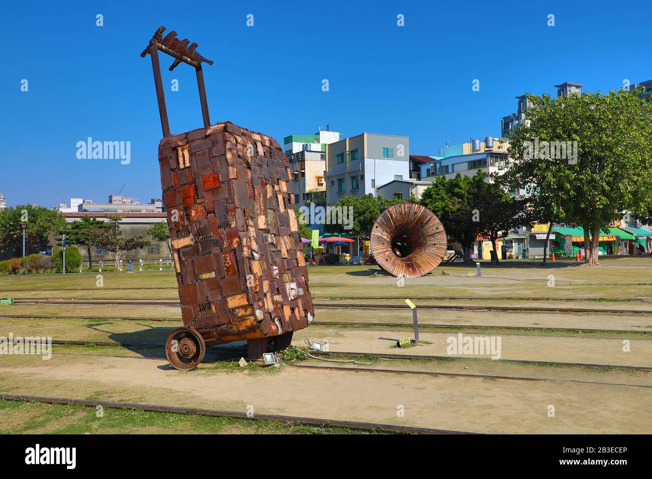 Arte del metal en el Museo del Ferrocarril de Takao en el Centro de Arte Pier 2, Ciudad de Kaohsiung, Taiwán Foto de stock