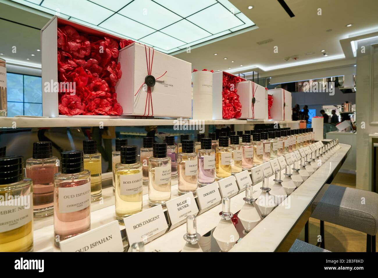 Hong KONG, CHINA - ALREDEDOR DE ENERO de 2019: Perfumes en exhibición en la  tienda Christian Dior en el centro comercial New Town Plaza Fotografía de  stock - Alamy