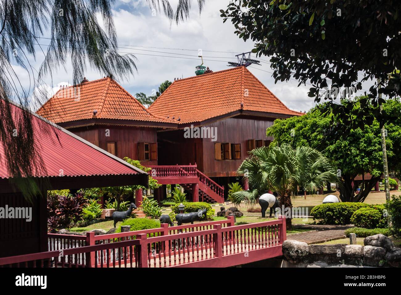 Un edificio de arquitectura tradicional de Indonesia en el hermoso parque en miniatura de Indonesia, Yakarta Foto de stock