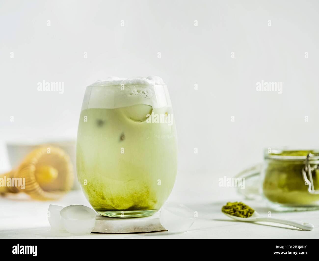 Te Helado Matcha Latte Con Nata Montada En Vaso De Cristal E Ingredientes Sobre Fondo De Marmol Blanco Espacio De Copia Para Texto O Diseno Fotografia De Stock Alamy