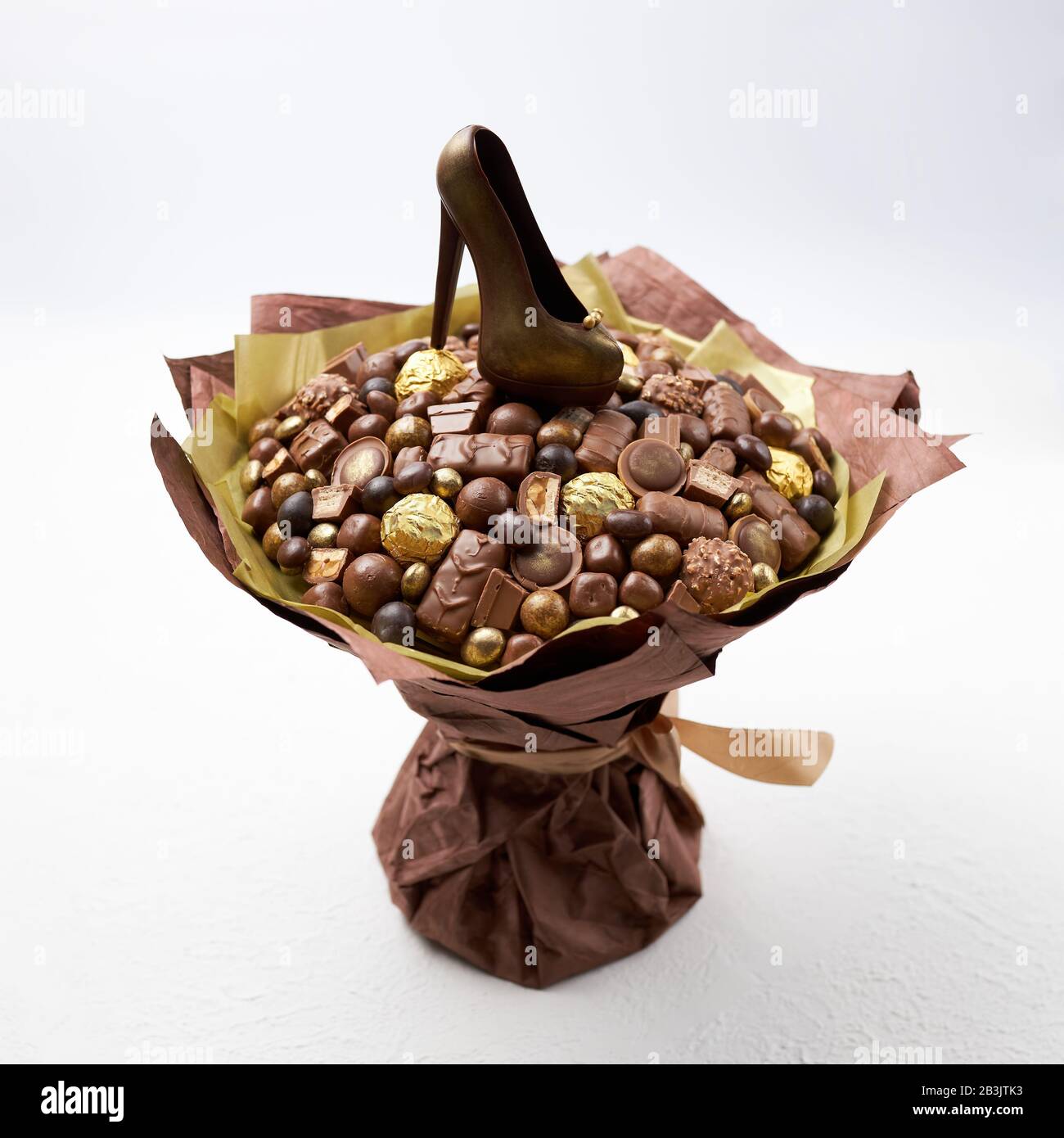 Gran ramo de chocolates diferentes y un zapato de chocolate como regalo a  su amada mujer Fotografía de stock - Alamy