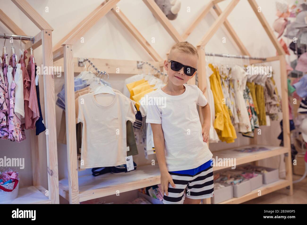 Moderno Diseã±o Interior Tienda Hombre Shopper Fotos e Imágenes de stock -  Página 6 - Alamy
