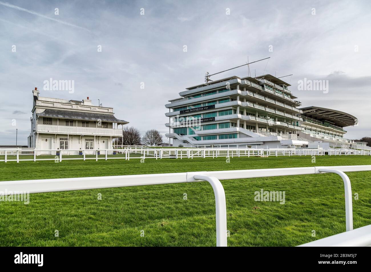 The Prince's Stand, Queens Stand y Duchess's Stand en el hipódromo de Epsom Downs, que aparece en un día sin carrera. Foto de stock