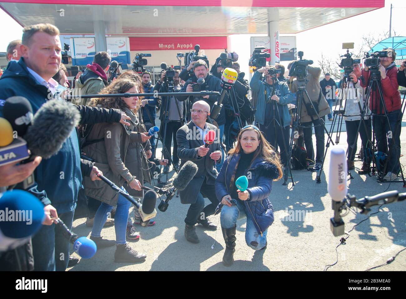 Kastanies, Evros, Grecia - 1 de marzo de 2020: Periodistas, equipos de televisión y fotoperiodismo de todo el mundo se han reunido en el griego-turco Foto de stock