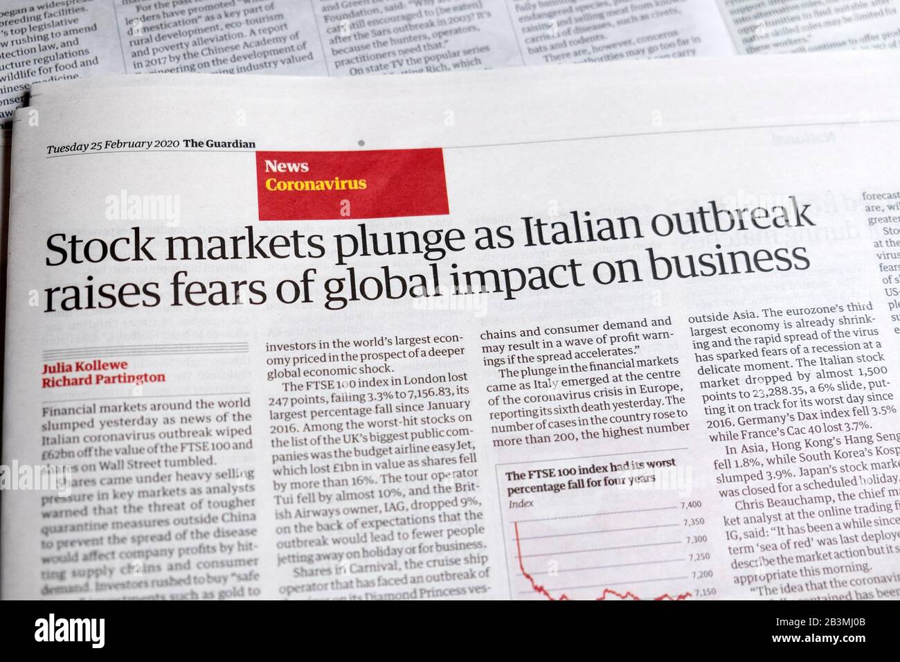 "El desplome de los mercados de los sotos a medida que el brote italiano suscita temores de un impacto global en las empresas", artículo del periódico Coronavirus el 25 2020 de febrero Guardian London Foto de stock
