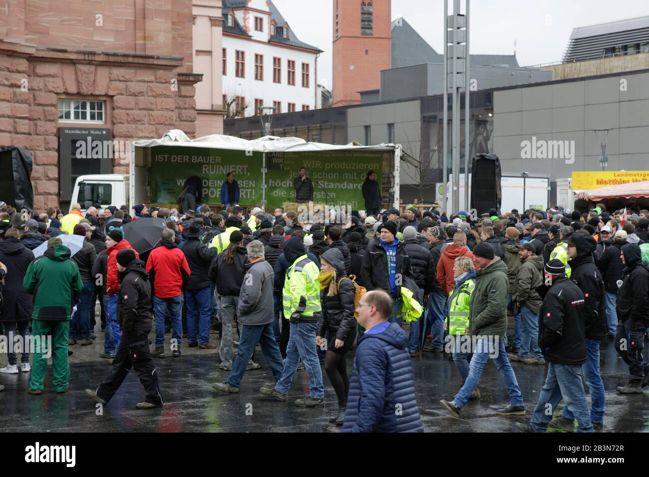 Mainz, Alemania. 5 de marzo de 2020. Los agricultores se han reunido en el centro de la ciudad para el rally. Unos cientos de agricultores con su tractor protestaron en el centro de la ciudad de Mainz contra las nuevas regulaciones de fertilizantes y por un mejor reconocimiento de su trabajo. Foto de stock