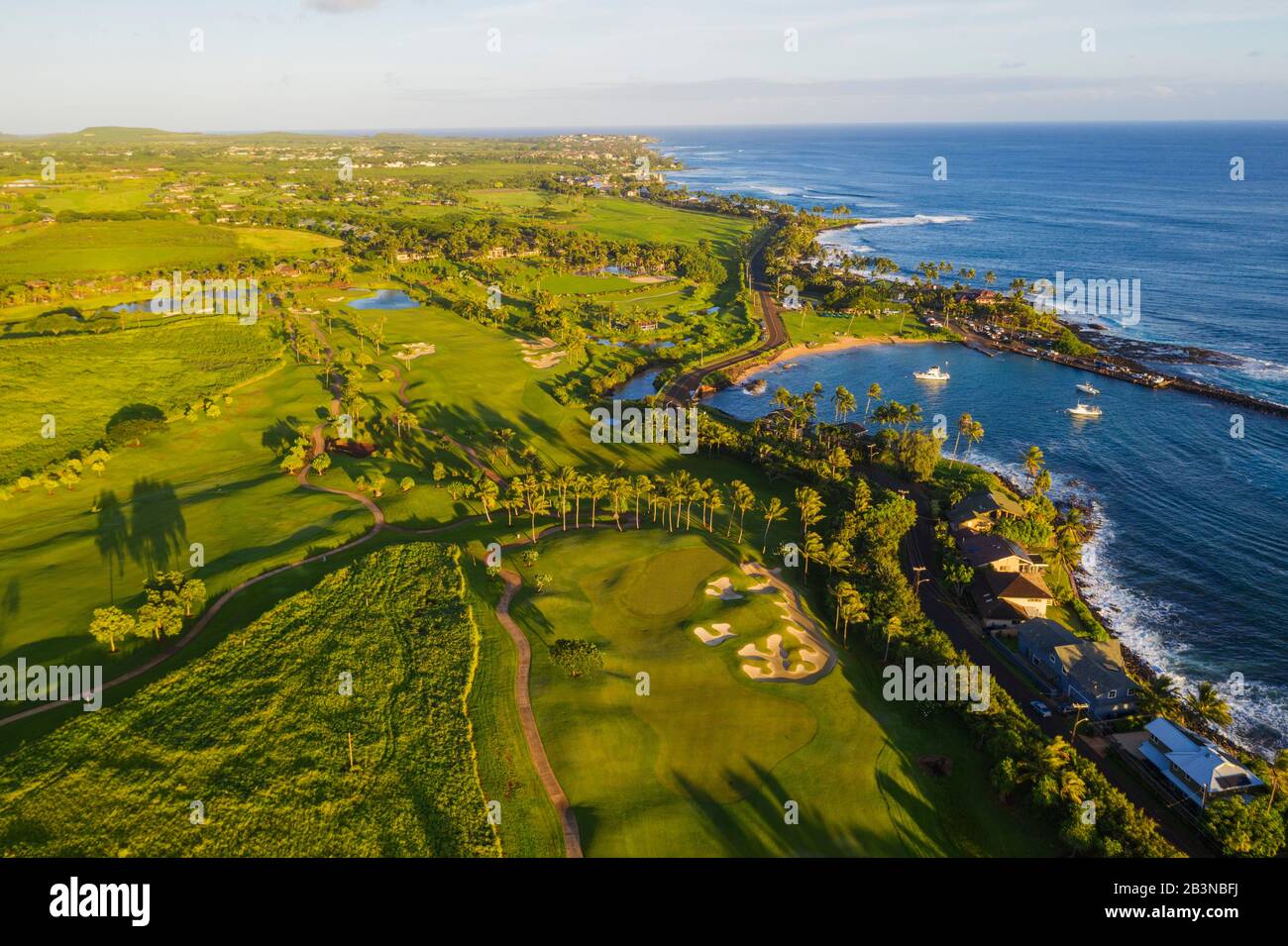 Vista aérea del campo de golf de Poipu, Kauai Island, Hawaii, Estados Unidos de América, América del Norte Foto de stock