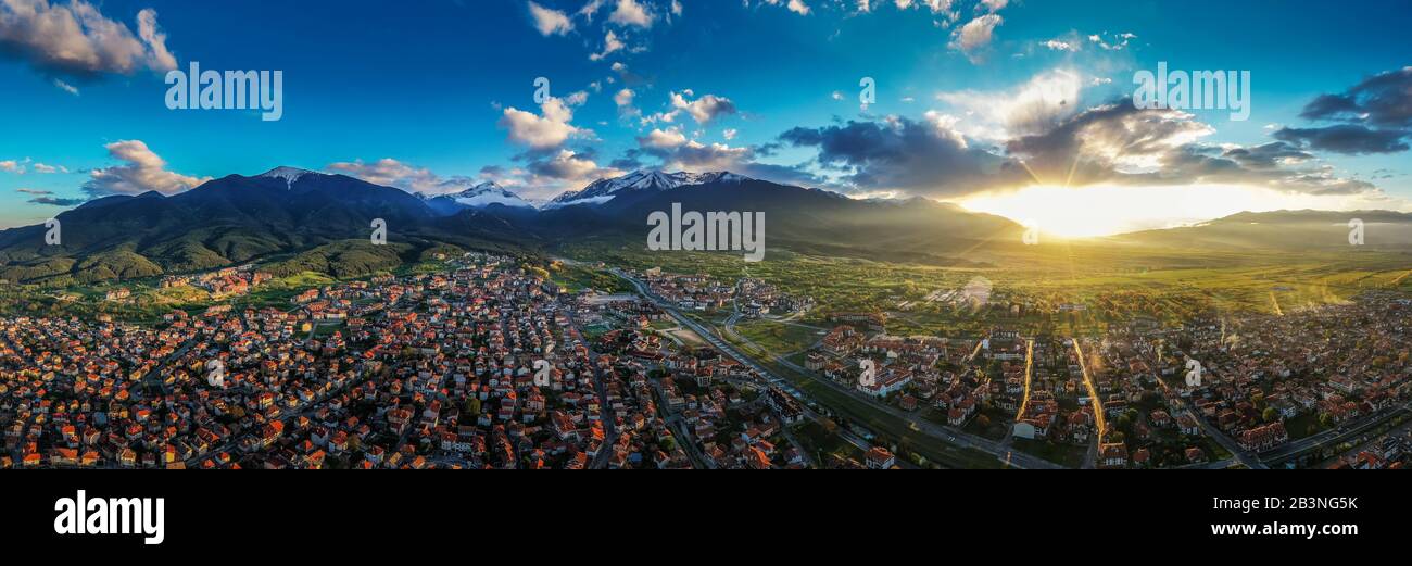 Vista aérea por drone de Bansko y Parque Nacional Pirin, Patrimonio de la Humanidad de la UNESCO, Bankso, Bulgaria, Europa Foto de stock