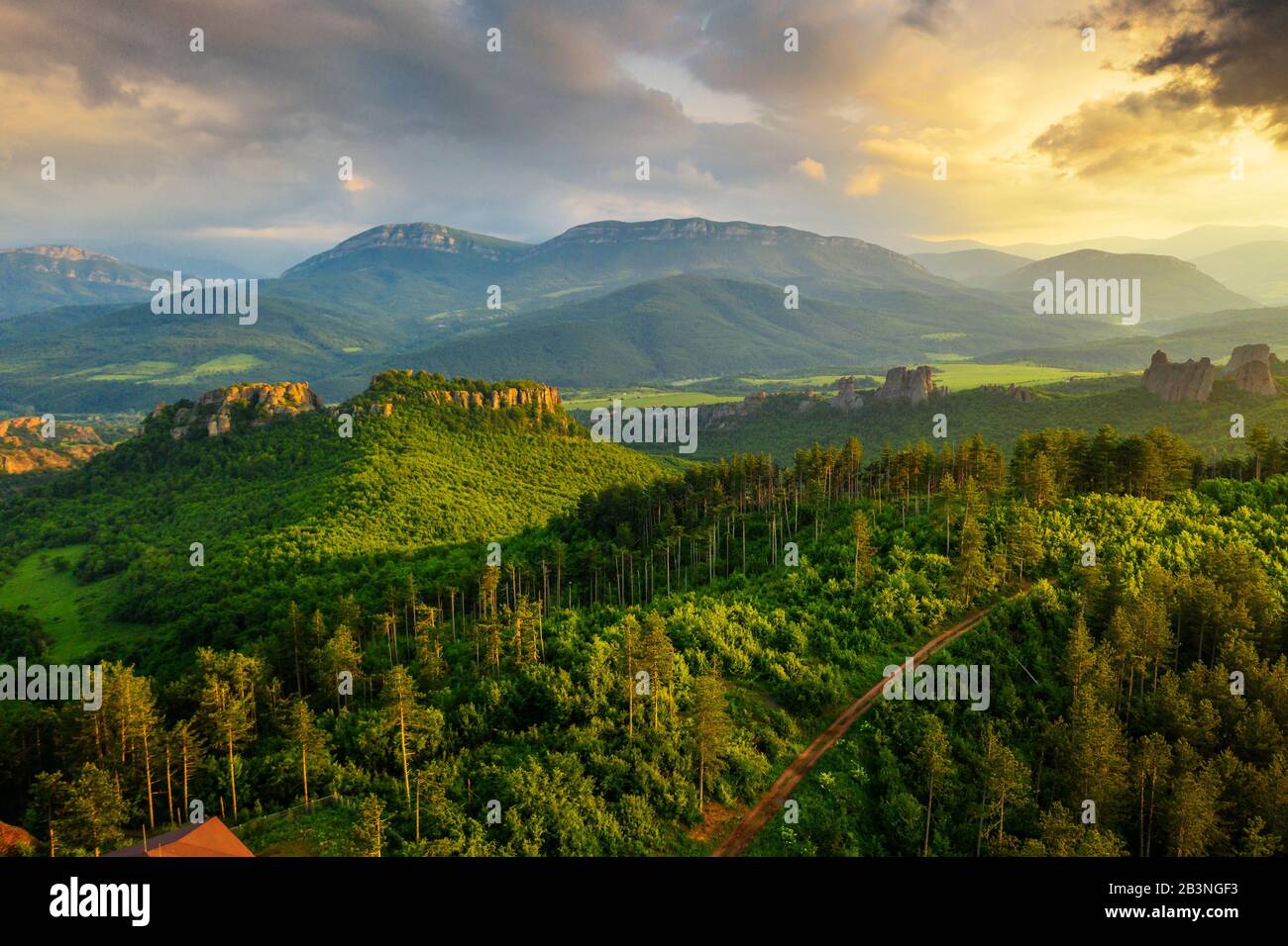 Vista aérea por drone de bosque, Belogradchik, Bulgaria, Europa Foto de stock