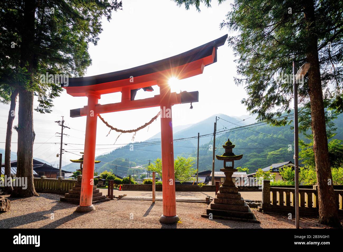 Templo Tsumago Torii puerta, Nakasendo antiguo pueblo de correos de Tsumago, prefectura de Nagano, Honshu, Japón, Asia Foto de stock