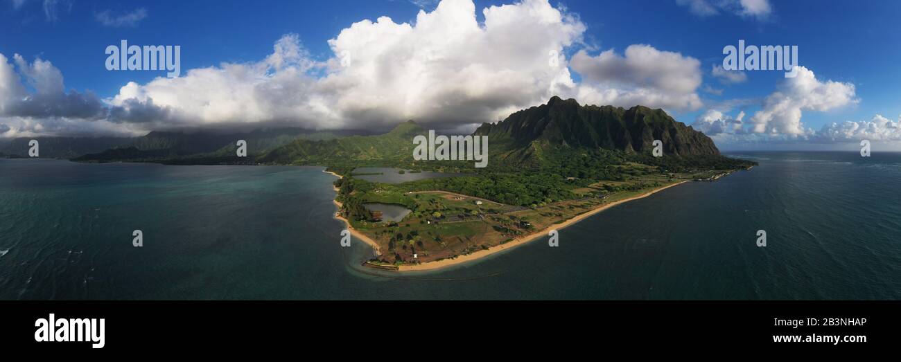 Vista aérea por drone de la Bahía Kaneohe, Isla Oahu, Hawai, Estados Unidos de América, América del Norte Foto de stock