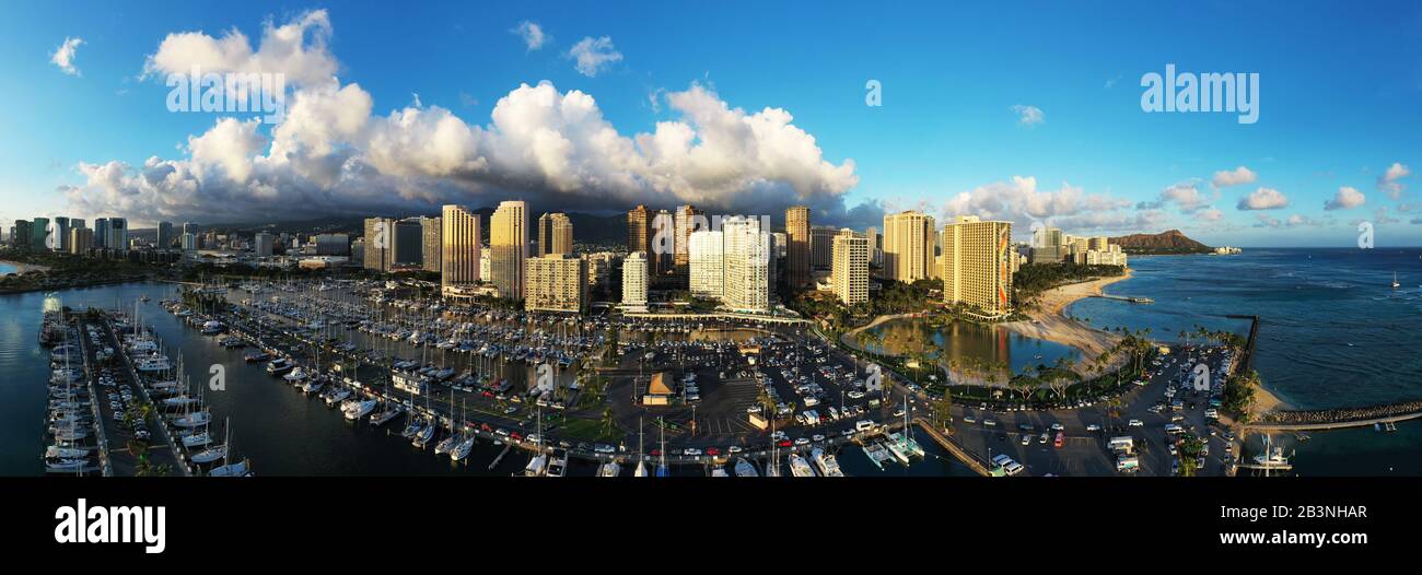 Vista aérea por el drone de Waikiki, Honolulu, Isla de Oahu, Hawai, Estados Unidos de América, América del Norte Foto de stock