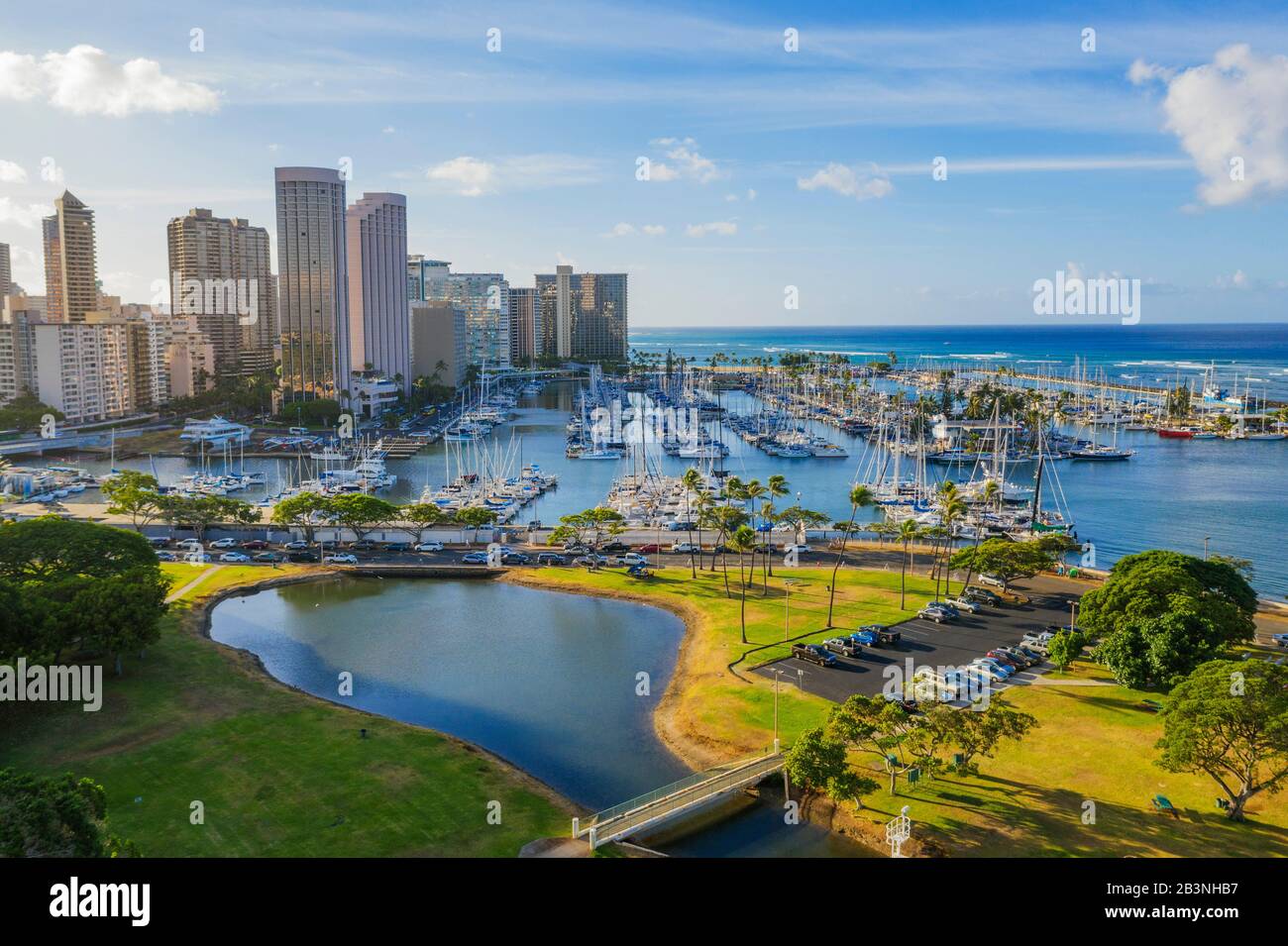 Vista aérea por el drone de Waikiki, Honolulu, Isla de Oahu, Hawai, Estados Unidos de América, América del Norte Foto de stock