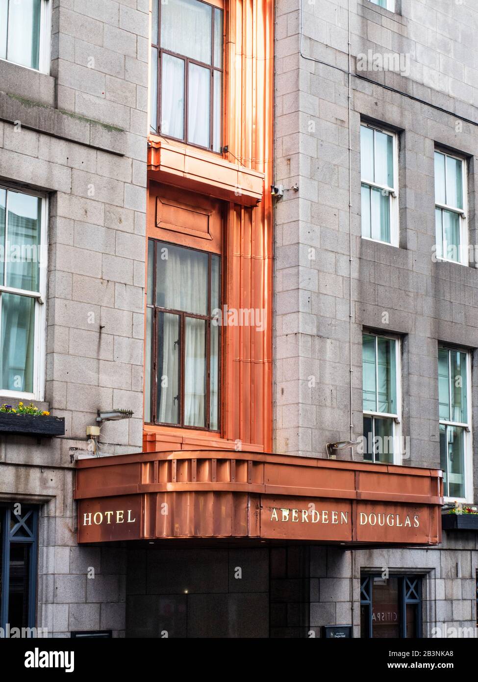 Panel de cobre art deco sobre la entrada del Douglas Hotel en Market Street Aberdeen Scotland Foto de stock