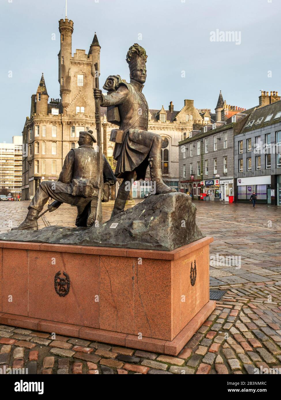 La estatua de Gordon Highlanders del escultor Mark Richards en Castle Street en Aberdeen, Escocia Foto de stock
