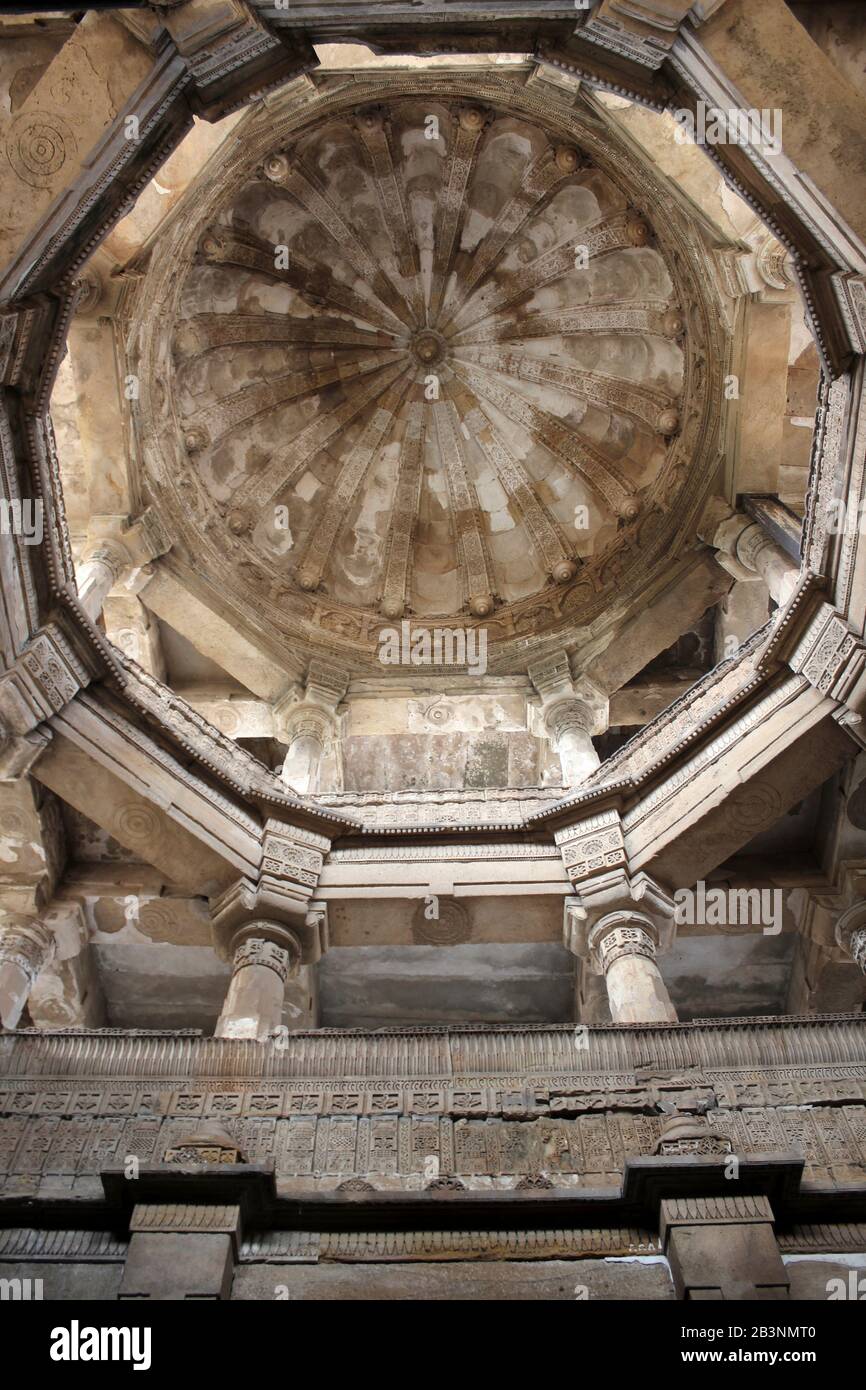 Sahar ki Masjid (Bohrani) cúpula interior en el Parque Arqueológico Champaner-Pavagadh Foto de stock