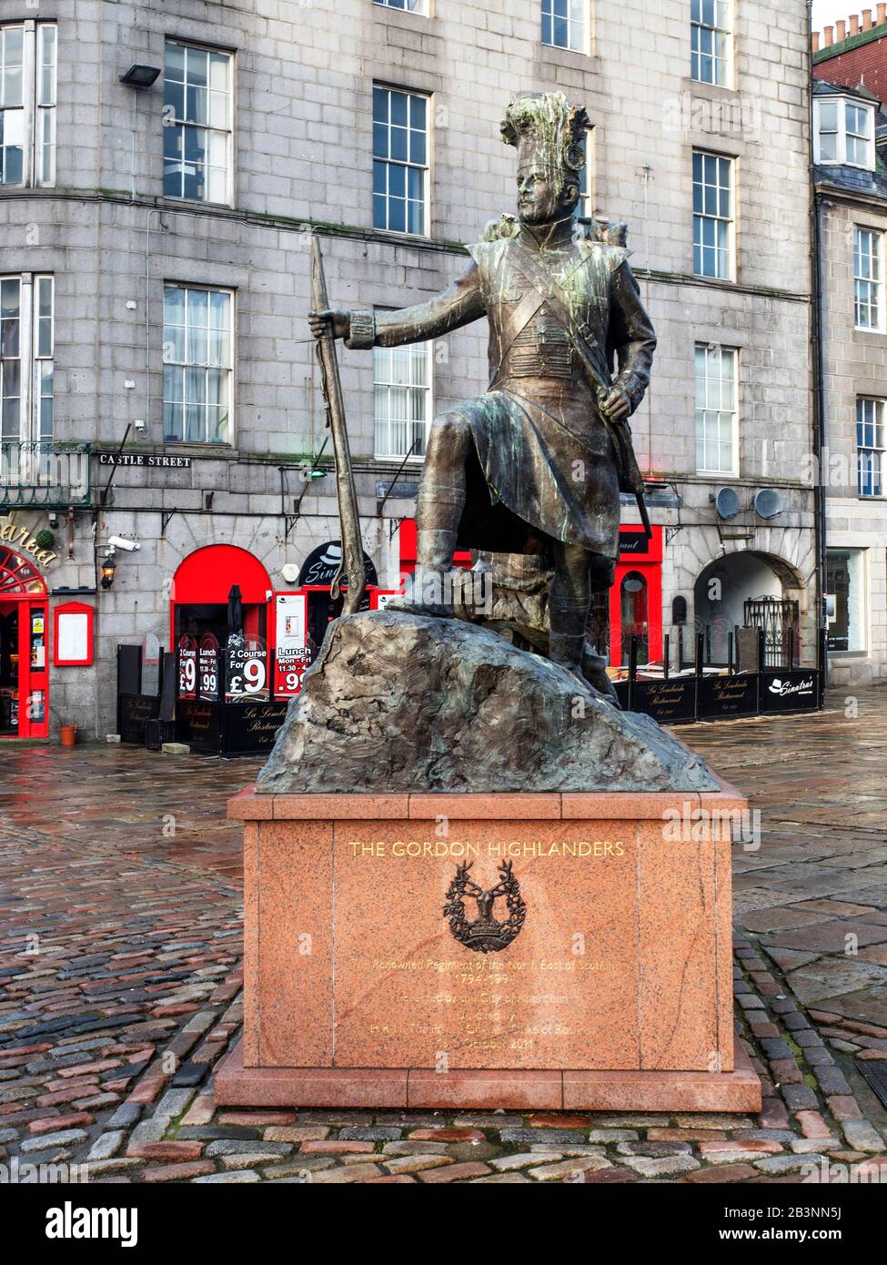 La estatua de Gordon Highlanders del escultor Mark Richards en Castle Street en Aberdeen, Escocia Foto de stock