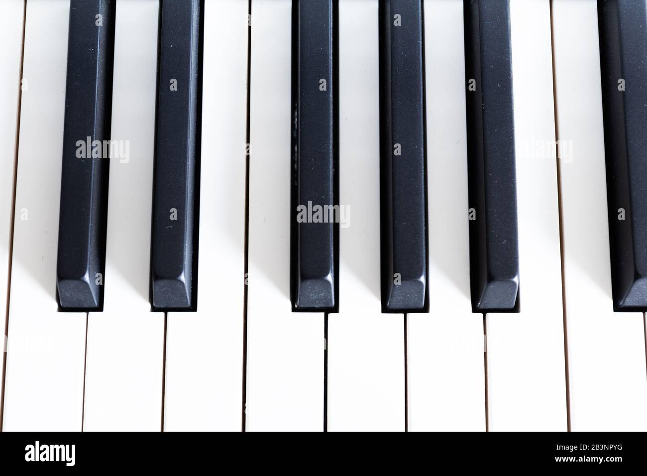 teclado de piano u órgano con notas blancas y negras Fotografía de stock -  Alamy