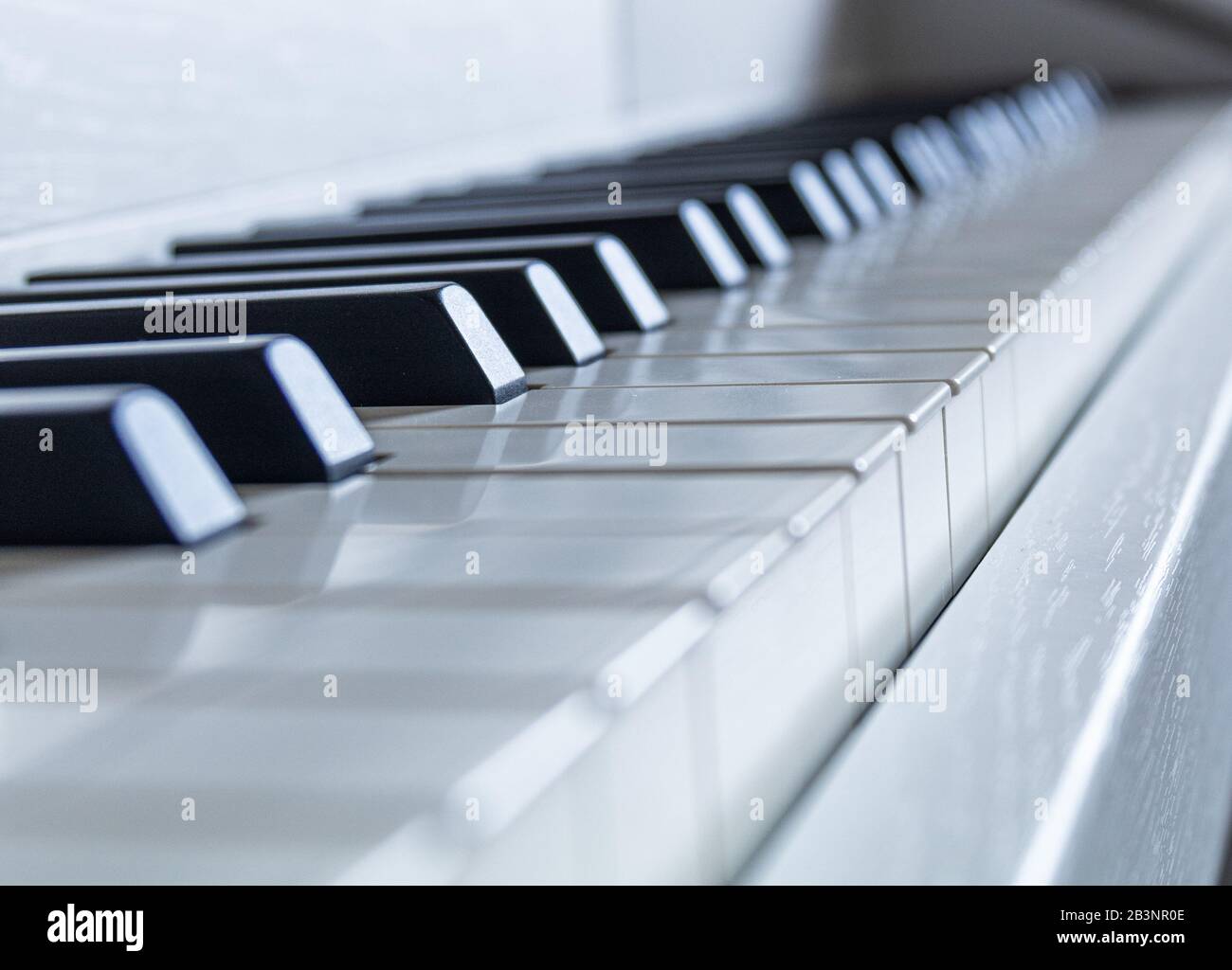 teclado de piano u órgano con notas blancas y negras Fotografía de stock -  Alamy