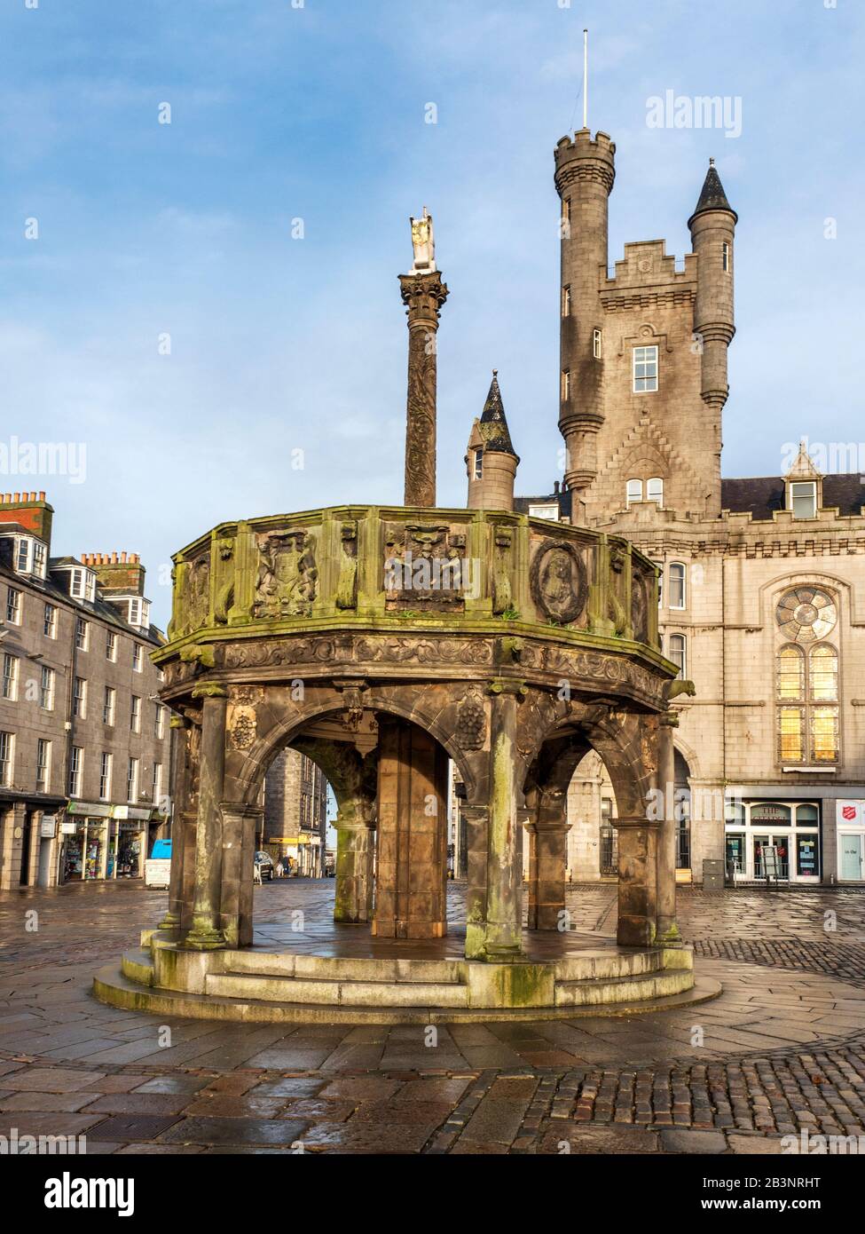 La Cruz de Mercat en la calle del Castillo con la Ciudadela del Ejército de Salvación detrás de Aberdeen Escocia Foto de stock