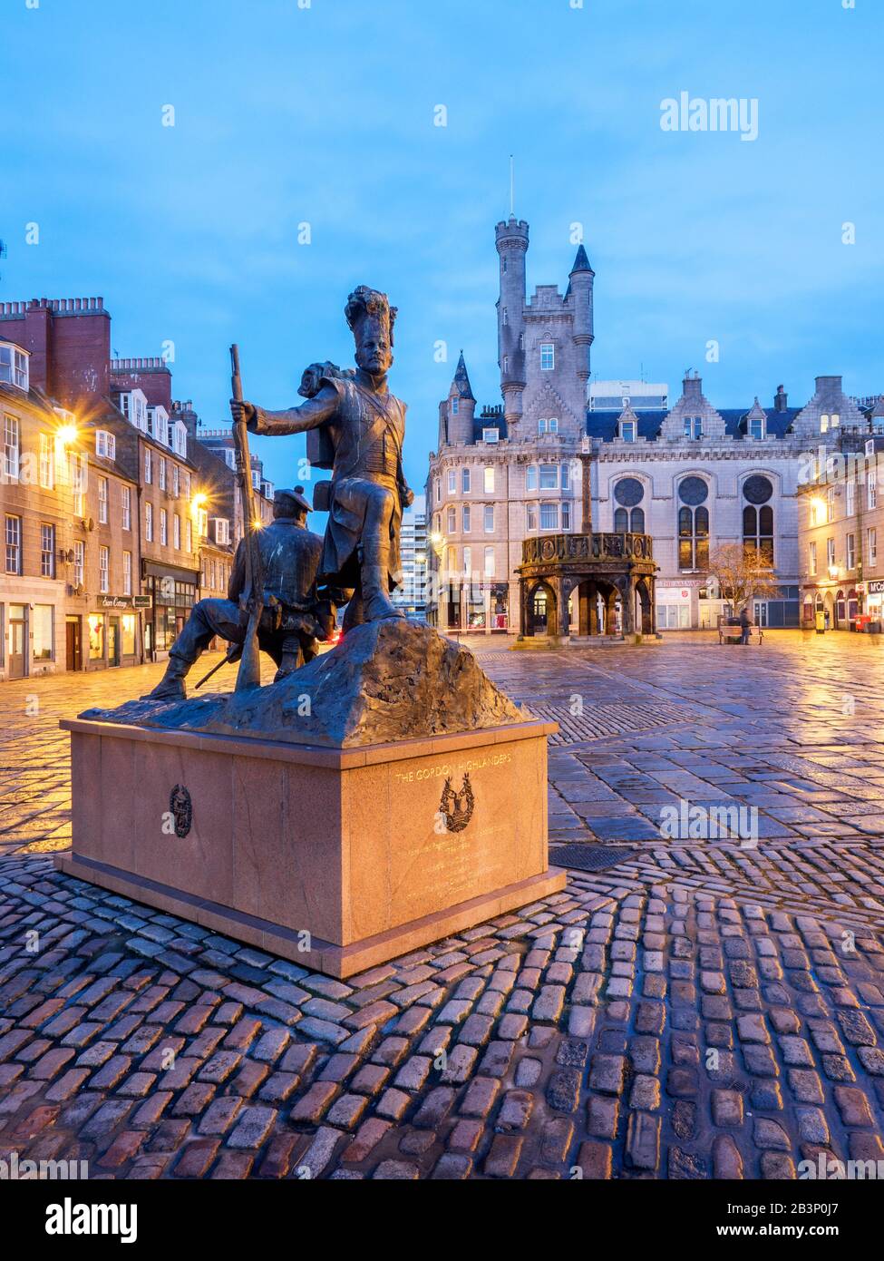 La estatua de Gordon Highlanders del escultor Mark Richards en Castle Street con la cruz de Mercat detrás en Aberdeen Escocia Foto de stock