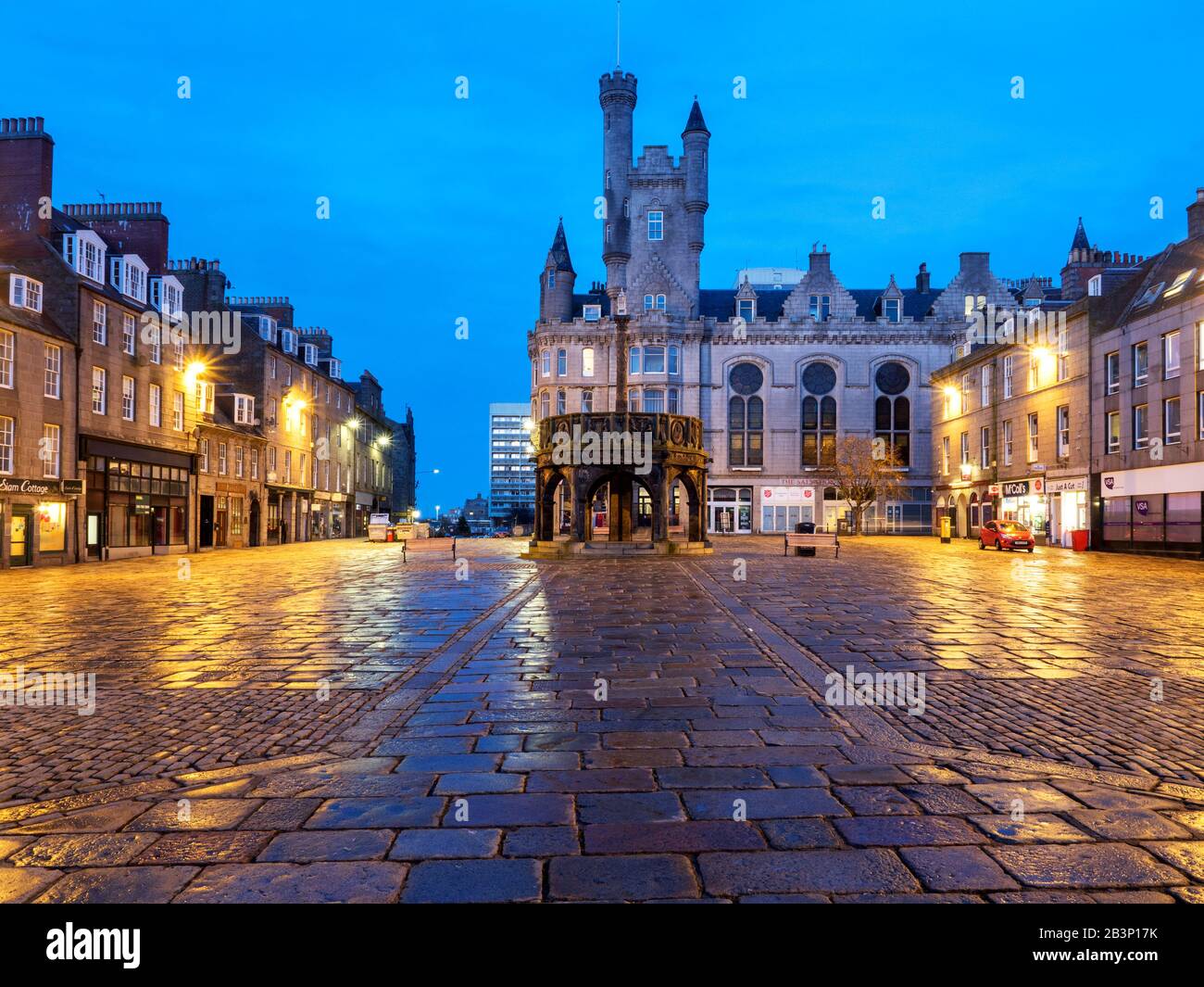 Castle Street con la Cruz Mercat y la Ciudadela del Ejército de Salvación detrás de Aberdeen Escocia Foto de stock