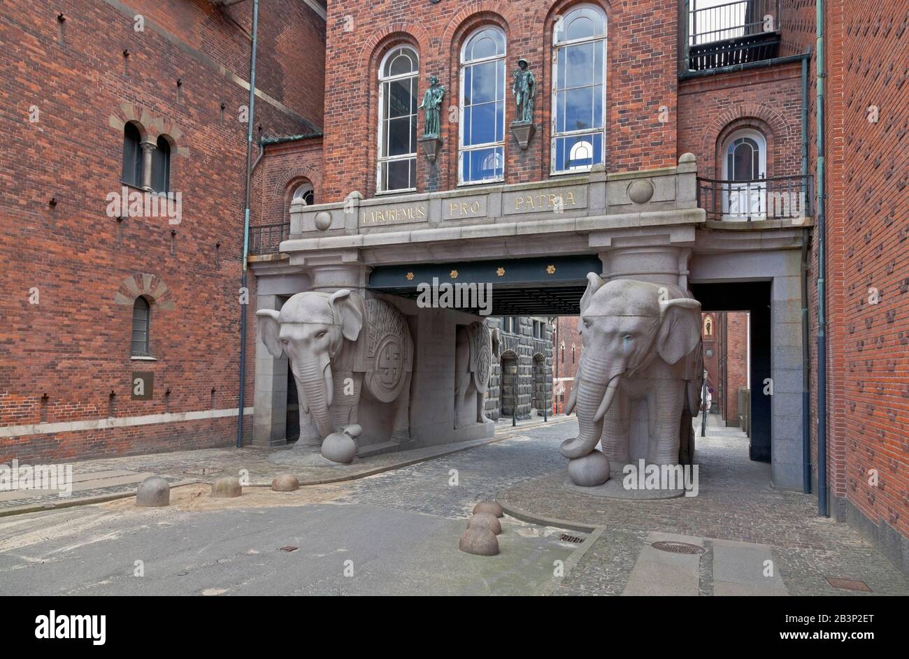 Elefantporten, la Puerta del Elefante, la entrada histórica del lado Valby a la antigua cervecería Carlsberg en Copenhague, Dinamarca. Foto de stock