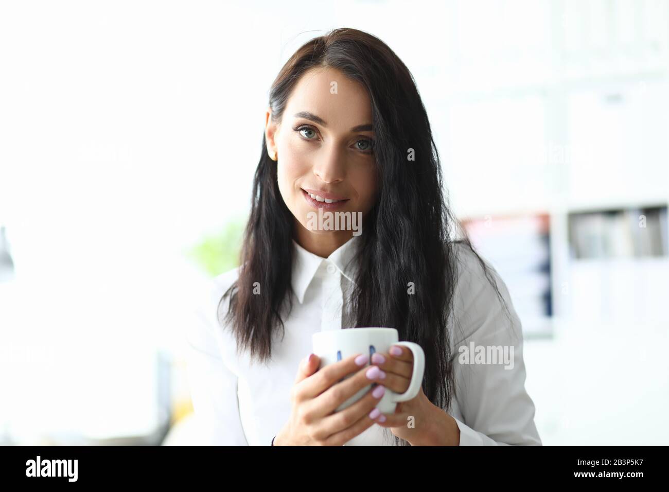 Mujer de moda es la oficina y beber café Foto de stock