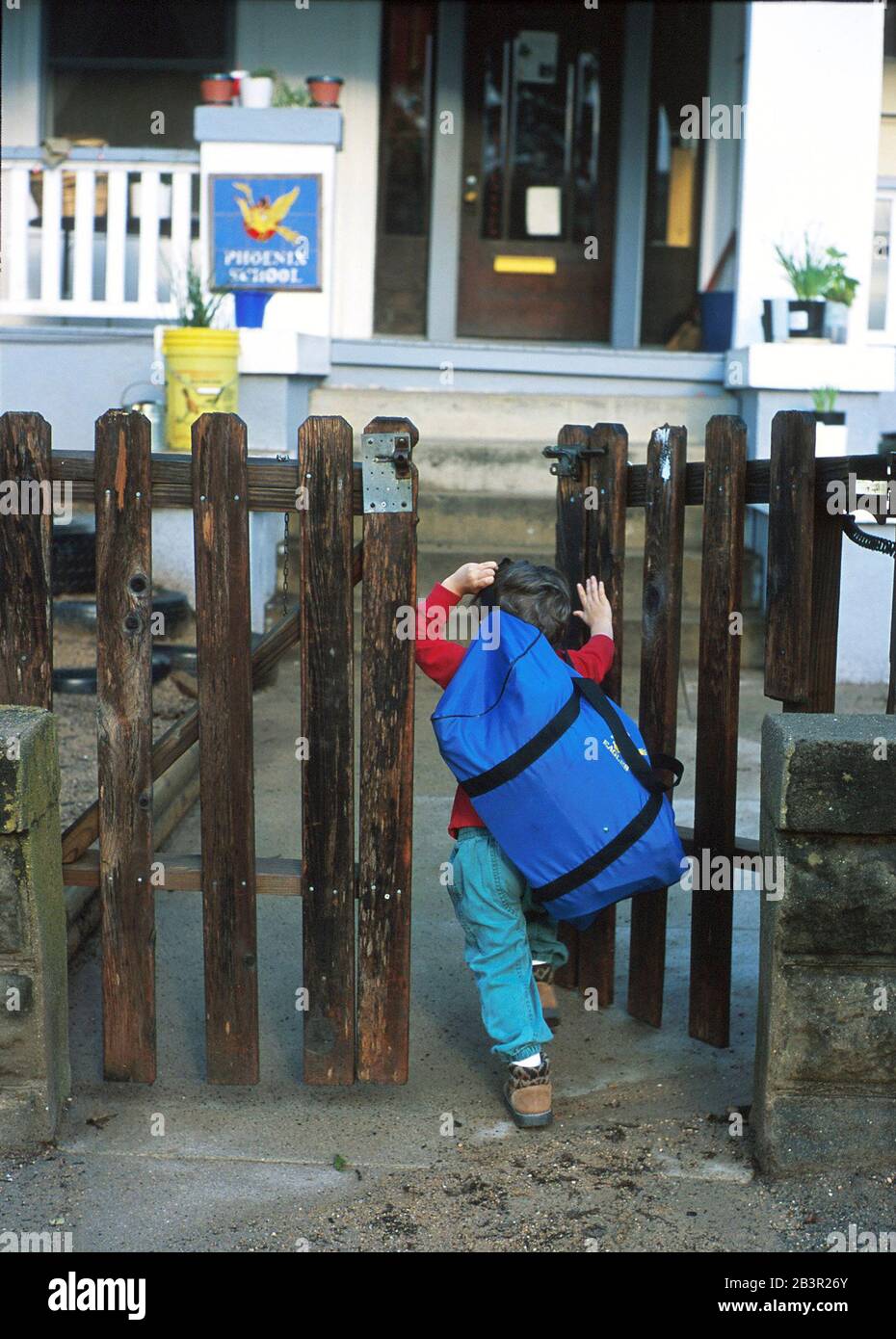 Austin,TX: 3 Daemmrich, de 1/2 años, se dirige al preescolar con una bolsa de libros. 4/00 MR ©Bob Daemmrich/ Foto de stock