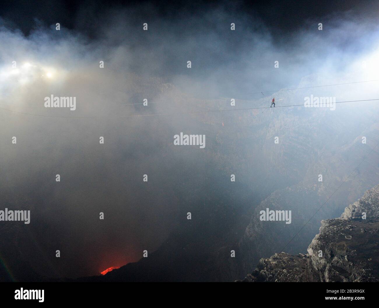 Volcán Masaya, Nicaragua. 4 Mar 2020. Nik y Erendira Wallenda actúan sobre el volcán Masaya en Nicaragua. Erendira colgado por sus dientes y Nik caminó un alambre alto a través de la caminata de 1,800 pies, 1,800 pies por encima de la lava de 1,800 grados. Nik lo llamó su rendimiento más duro hasta la fecha. Tim Boyles/Alamy Live News Foto de stock