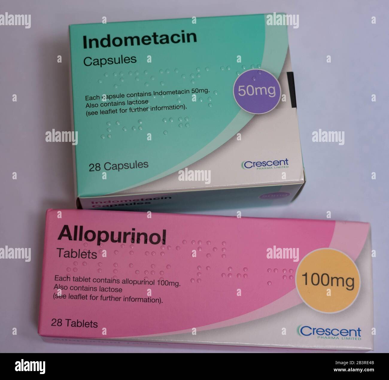 Medicamentos para la gota: Allopurional para reducir la producción de ácido úrico e Indometacina un medicamento antiinflamatorio no esteroideo (AINE) Foto de stock