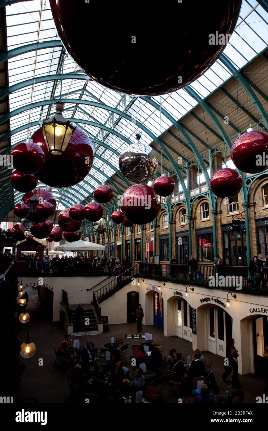 Canicas gigantes de Navidad colgaban del tejado de Covent Garden en Londres  Fotografía de stock - Alamy