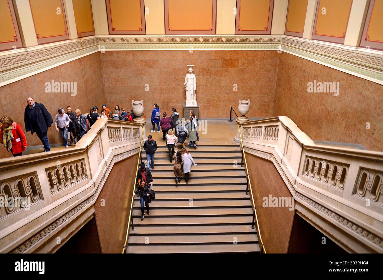 Londres, Inglaterra, Reino Unido. Museo Británico, Bloomsbury. Visitantes en La Escalera sur Foto de stock