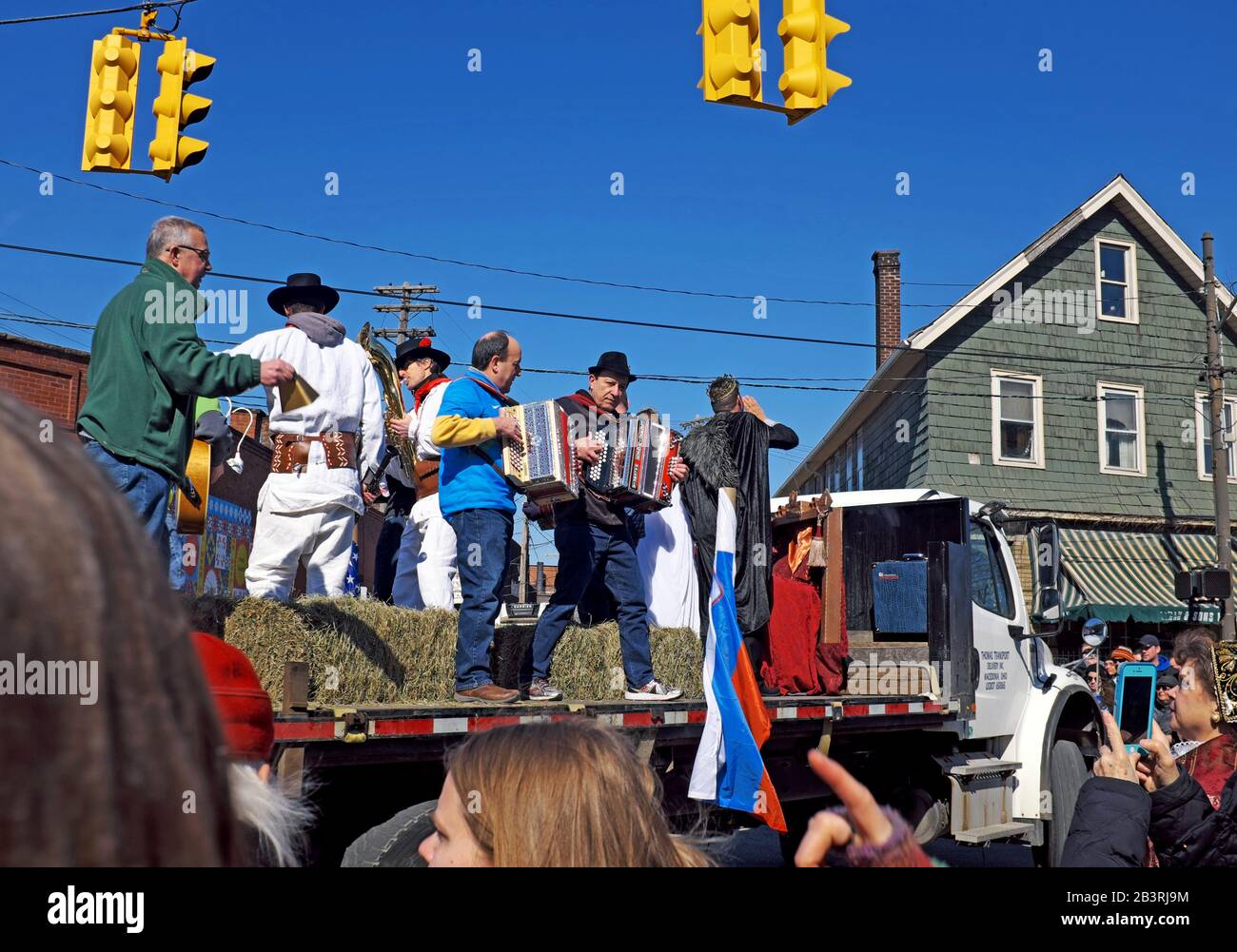 Los juerguistas participan en la celebración de 2020 en Cleveland Kurentovanje en el antiguo barrio esloveno-Americano de Cleveland, Ohio, EE.UU. Foto de stock