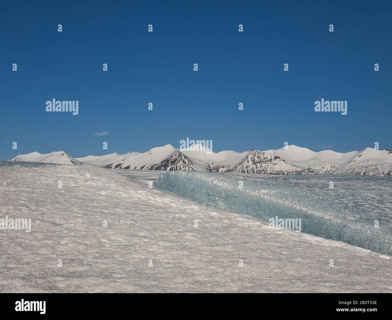 Una crevasse en el glaciar Jökulsarlon en Islandia Foto de stock